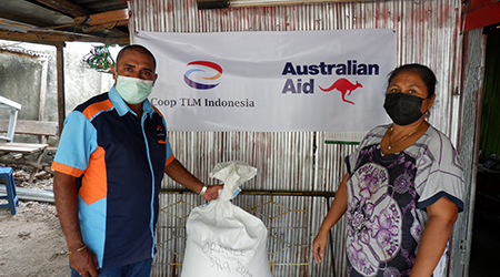 Aus aid and Coop TLM clients with rice