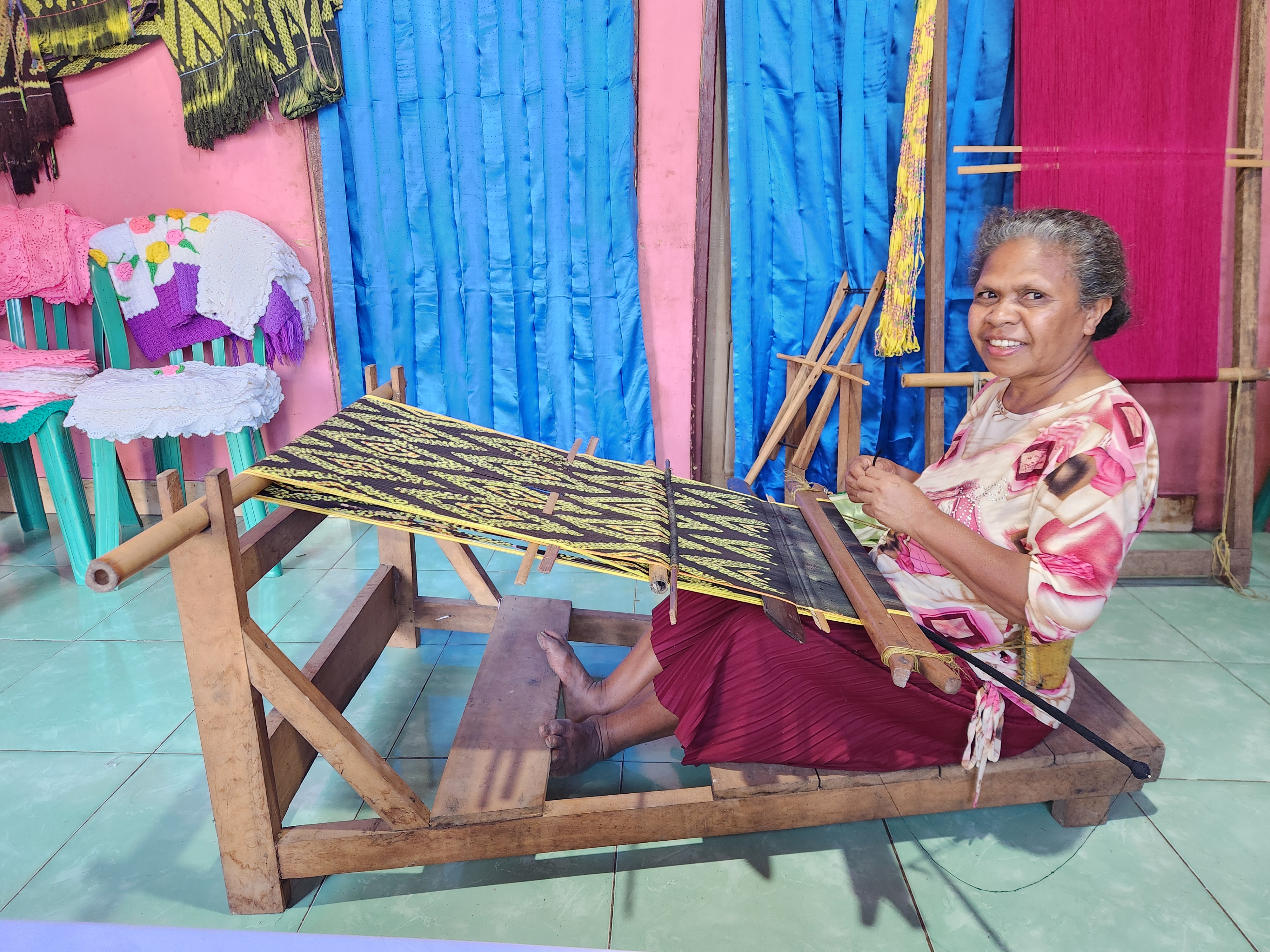 Welmince working on her weaving